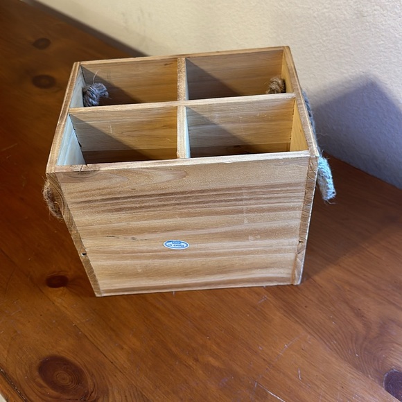 Farmhouse style utensil holder and napkin keeper wooden. - Picture 4 of 6